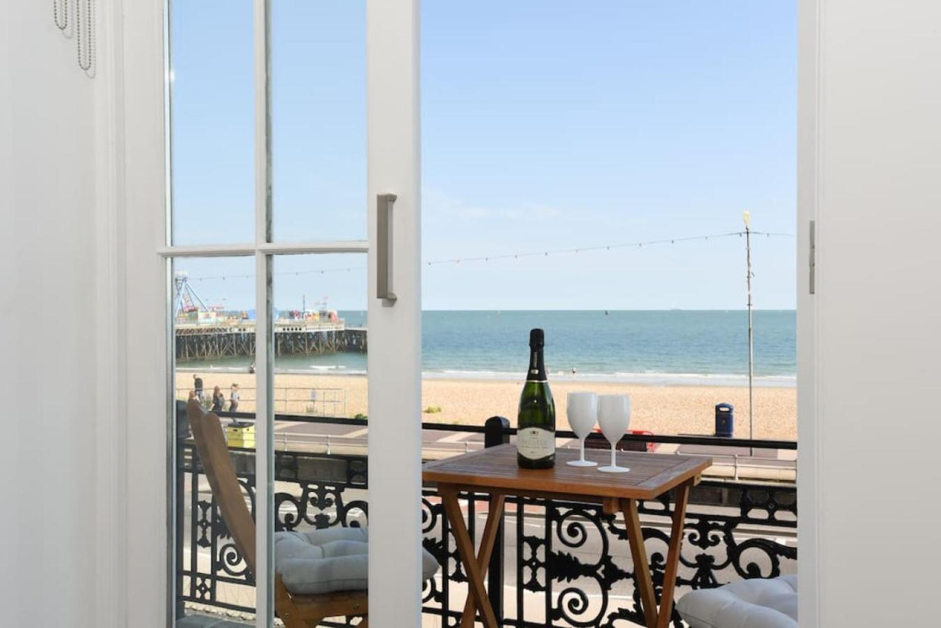 Air Maison - Stunning Beach Front Apartment Портцмаус Экстерьер фото